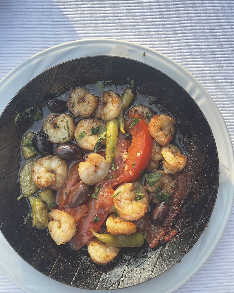 Scampi-Pfanne mit Tomaten, Oliven und Peperoni in Olivenöl